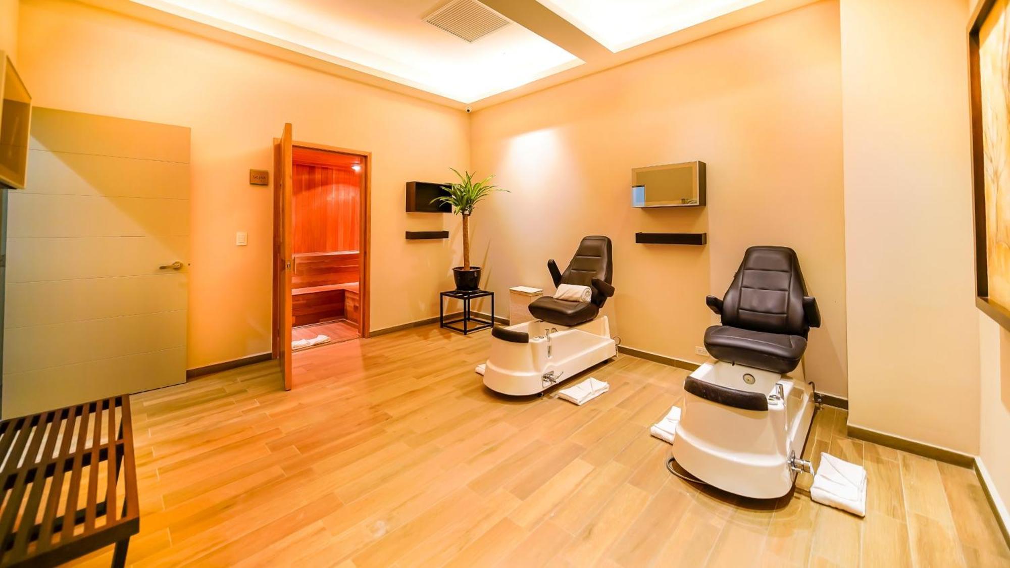 Metria Hotel León Eksteriør bilde A nail salon