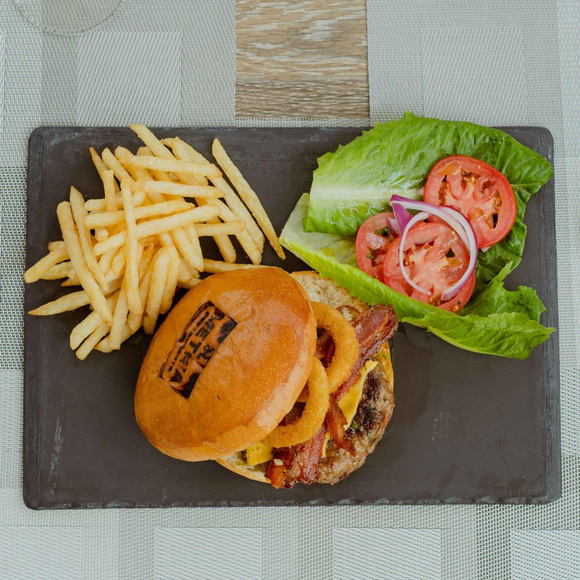 Metria Hotel León Eksteriør bilde A cheeseburger with fries