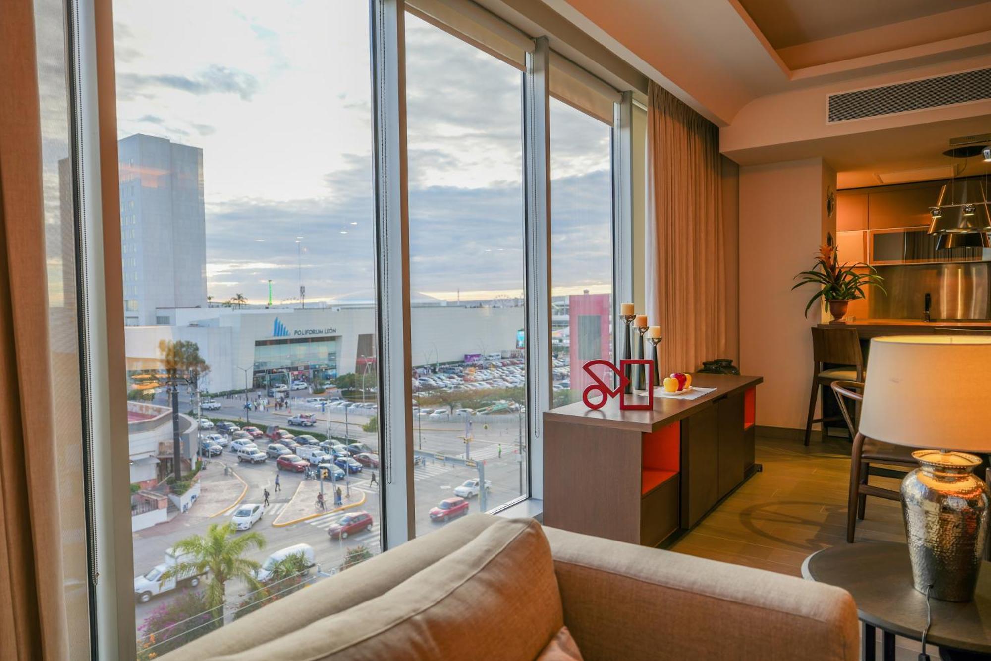 Metria Hotel León Eksteriør bilde A view from a suite at the JW Marriott Phoenix.